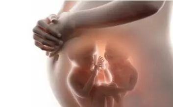 这么高难的体位，两个小兄弟做到了！可更厉害的是……