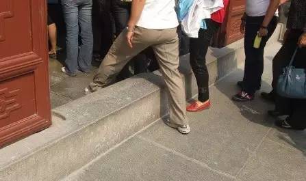 踩寺庙门槛为什么不好,踩了寺庙门槛怎么补救啊