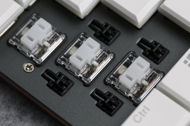 突破机械硬盘的厚度界限，做史上最薄机械键盘，而且它还有光！