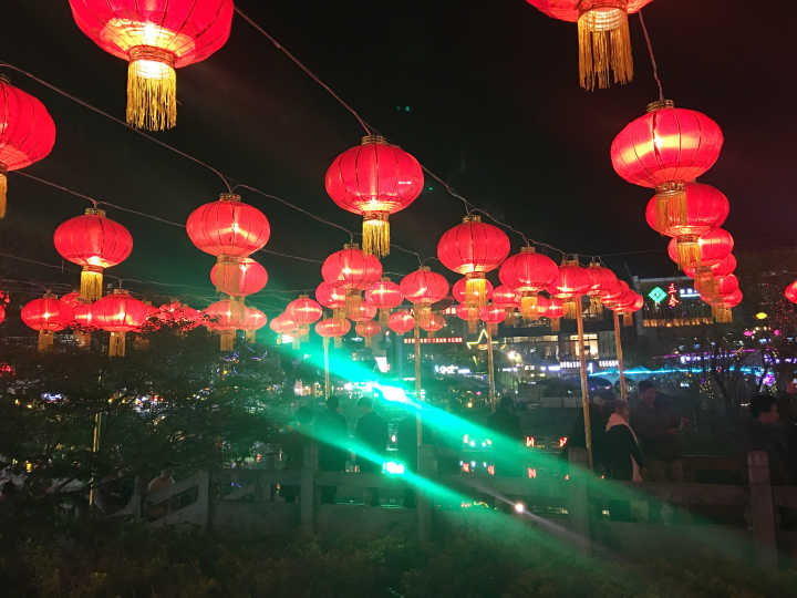 愿你眼里充满阳光笑里全是坦荡,愿你眼里装着太阳