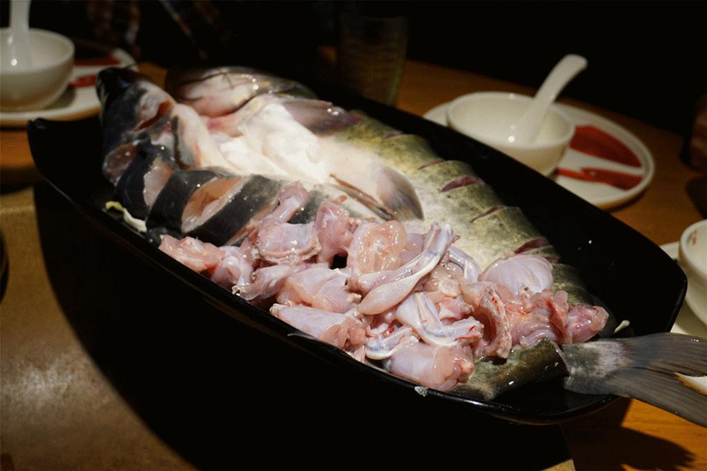 草帽盖出鲜滋味，春季吃鱼最当时——云中歌蒸汽石锅鱼吃起来！