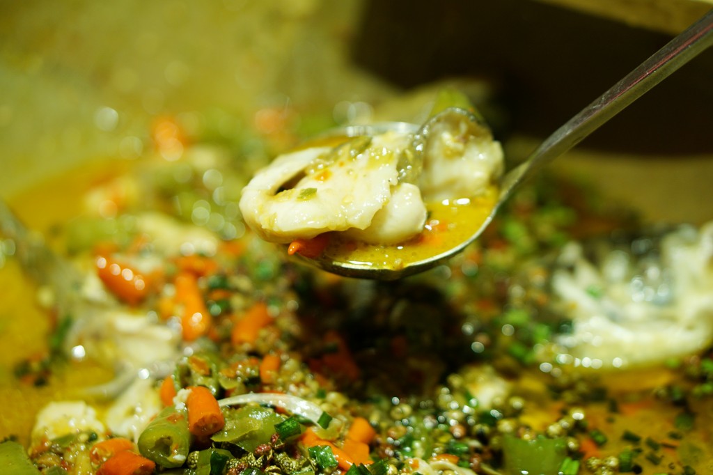 草帽盖出鲜滋味，春季吃鱼最当时——云中歌蒸汽石锅鱼吃起来！