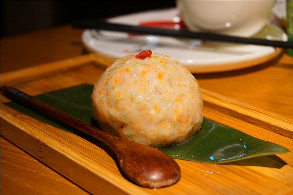 草帽盖出鲜滋味，春季吃鱼最当时——云中歌蒸汽石锅鱼吃起来！