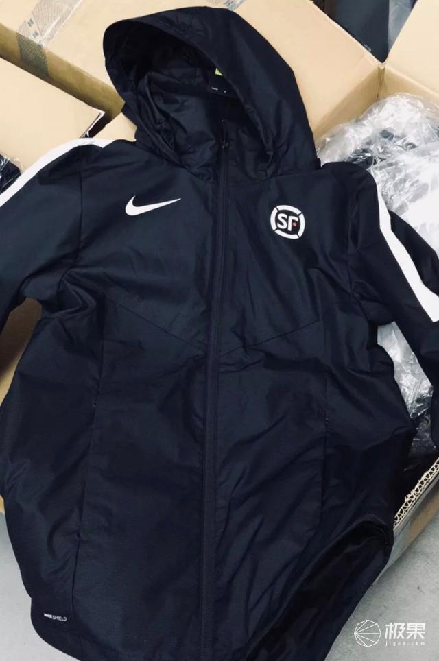 首发试穿顺丰×耐克定制快递服：能配它的只有特斯拉定制三蹦子！