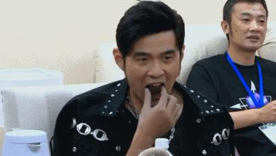 周杰伦中国好声音吃杨梅视频,中国新歌声周杰伦第一次吃杨梅