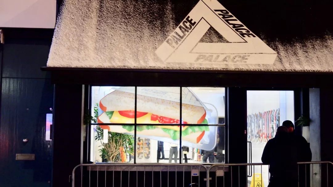 被黄牛吵上天的潮鞋，在国外真的能原价拿到么？