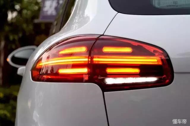 为什么有的车倒车灯亮会往前走,倒车灯只亮一边有什么说法