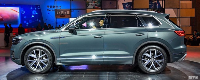 尾灯像个7的suv,2023款途锐3.0t尾灯效果