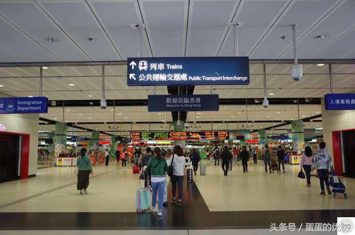 他们早出晚归来往于深圳香港,少则月入万元,多则年入百万