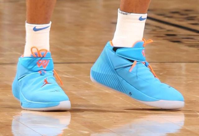 迷信超巨为球鞋开光施法：詹姆斯魔咒最复杂韦少秘密最动人