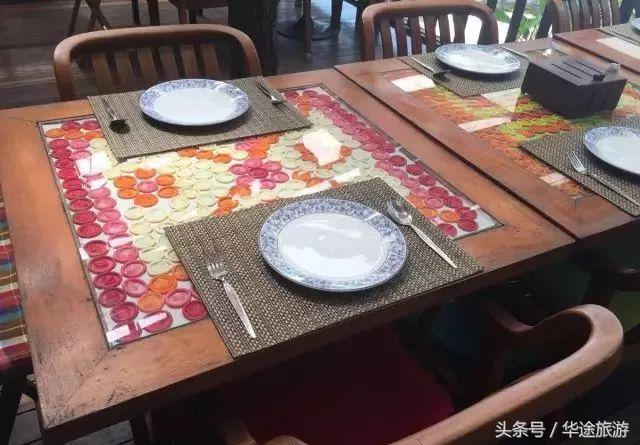 在泰国吃饭，临走时服务员竟然塞给我们一只套套？！