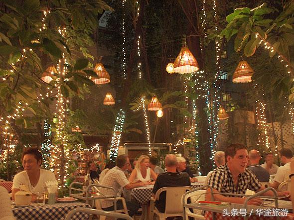 在泰国吃饭，临走时服务员竟然塞给我们一只套套？！