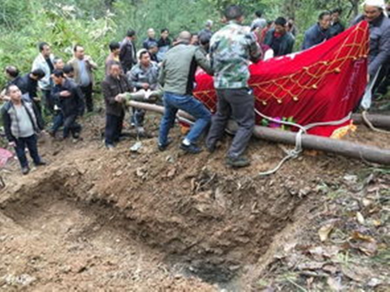 听了别人的话最后害了自己,玄学半夜挖人祖坟的报应