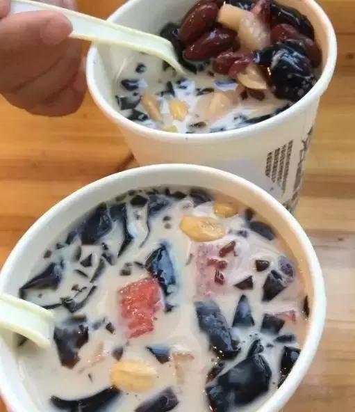 听说这是一家帅哥开了10+年的烧仙草老店！但帅哥却……