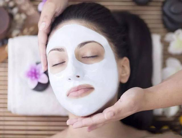 为什么晚上敷了面膜第二天脸很油,为什么晚上贴完面膜皮肤暗沉