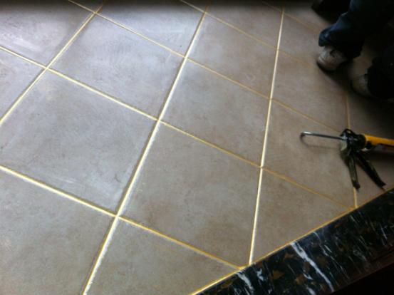 瓷砖四个角平中间起鼓怎么解决,家里瓷砖突然鼓起怎么修复