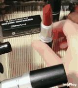 抖音上流出了女子现场伪造阿玛尼、CHANEL等大牌的短视频