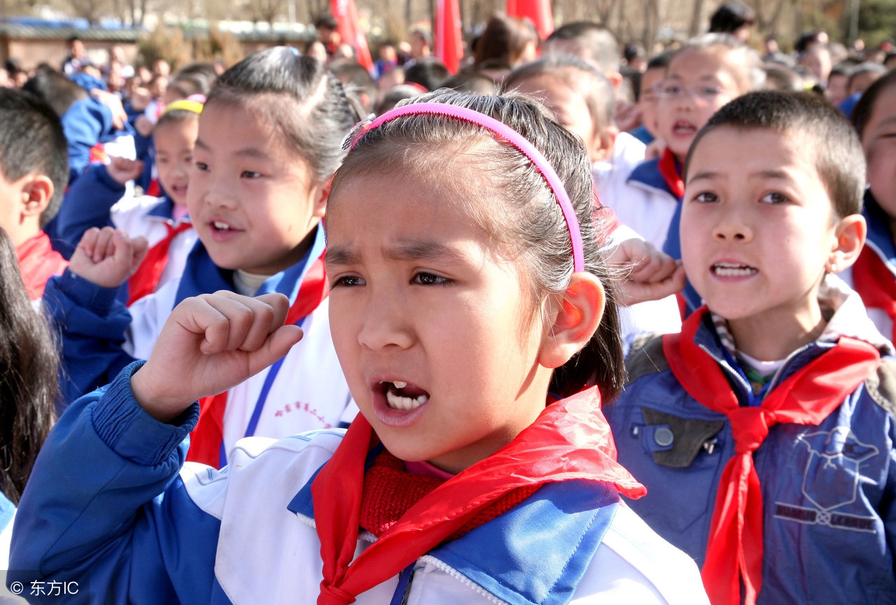好心司机照亮女孩,大货车照亮一群夜路行走的小朋友
