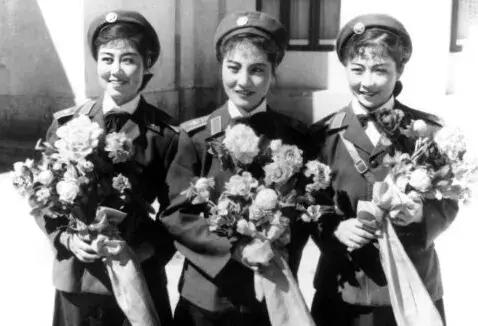 无檐军帽,无檐帽女军官