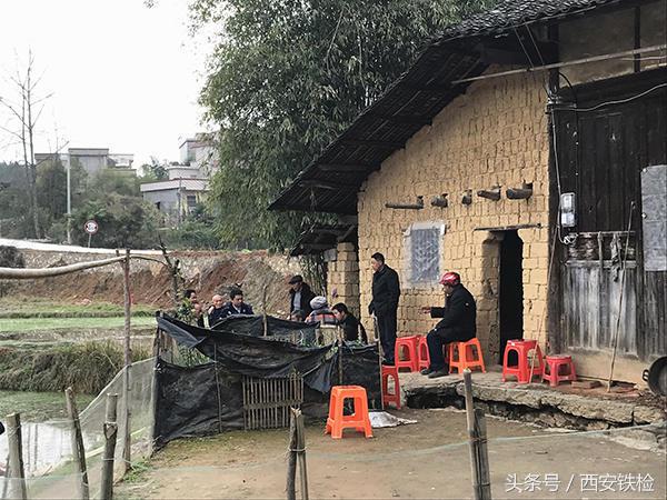 因小纠纷16女孩被15岁朋友刺5刀,16岁高中少年水果刀刺死父亲