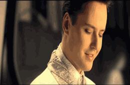 “海豚音王子”维塔斯因打乌鸦被拘留，网友却把注意力放到他脸上