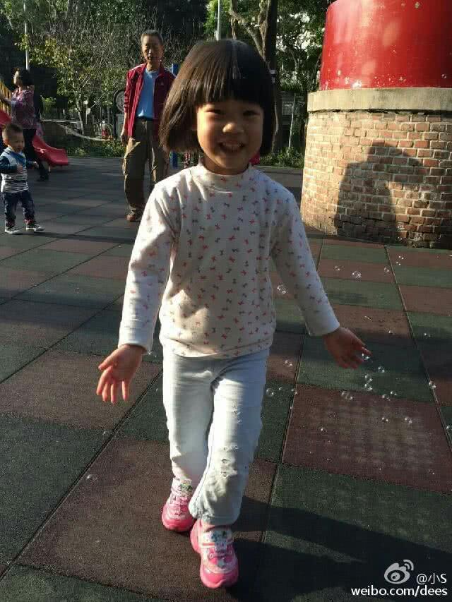 看小S如何花式坑女儿?轮番上演*袜丝**套头,心疼老三经常被套路