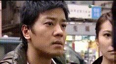 立刻滚出球场!这种人不配踢足球!足球场不是你出气的地方