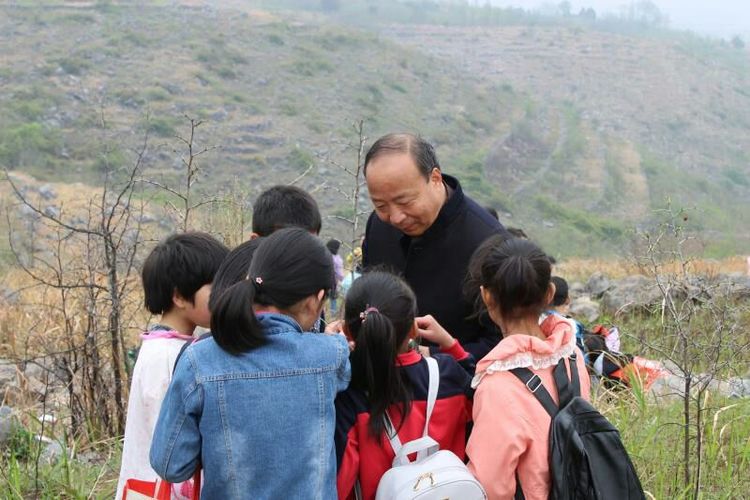 放嘹亮凯歌展青春风采——寺湾镇中、镇小远足活动纪实