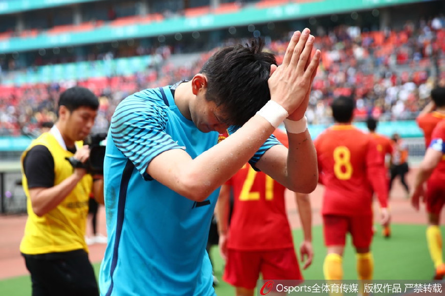 身上这个细节暴露了中国足球的差距，并不是文身！