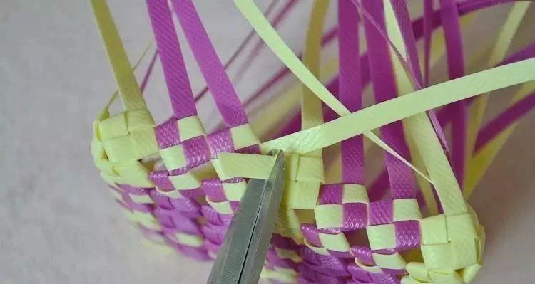 塑料带手工编织篮子收纳筐,塑料袋收纳筐