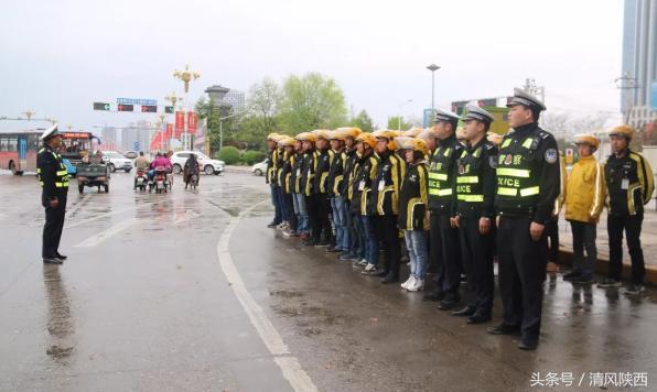 南郑交警为美团外卖配送员戴上交通安全“紧箍咒”