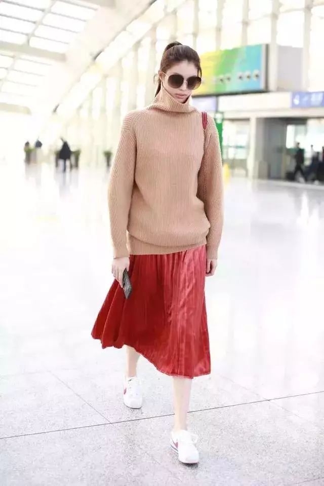 长款百褶裙夏季怎么搭配,这个夏天必备的三款半裙百褶裙