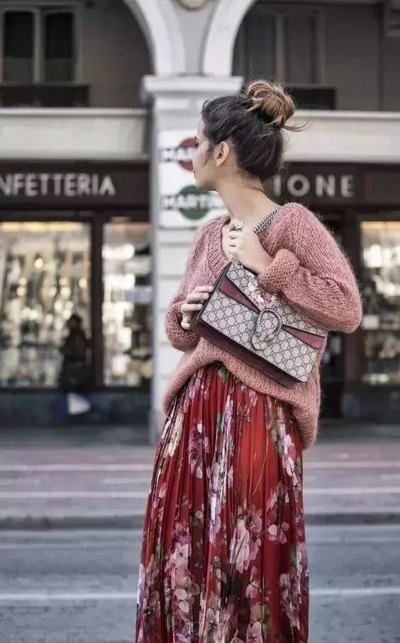 长款百褶裙夏季怎么搭配,这个夏天必备的三款半裙百褶裙