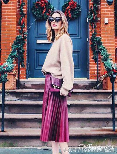 圆领卫衣长款百褶裙搭配图女款,百褶裙搭配卫衣搭配丝袜乐福鞋