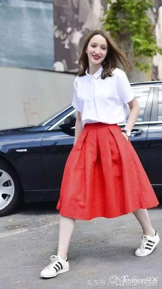 圆领卫衣长款百褶裙搭配图女款,百褶裙搭配卫衣搭配丝袜乐福鞋