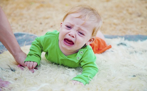 婴儿呕吐怎么处理最有效,孩子感冒呕吐的原因及止吐的方法