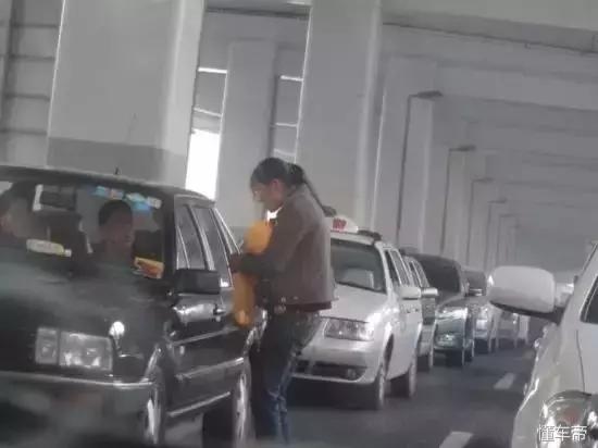 拦车乞讨不给钱就砸车,拦婚车要钱碰见乞丐真实事件
