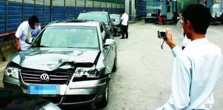 拦车乞讨不给钱就砸车,拦婚车要钱碰见乞丐真实事件