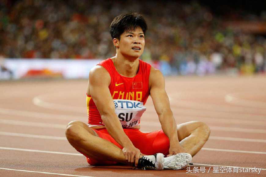 博尔特三连踢,博尔特冲出弯道