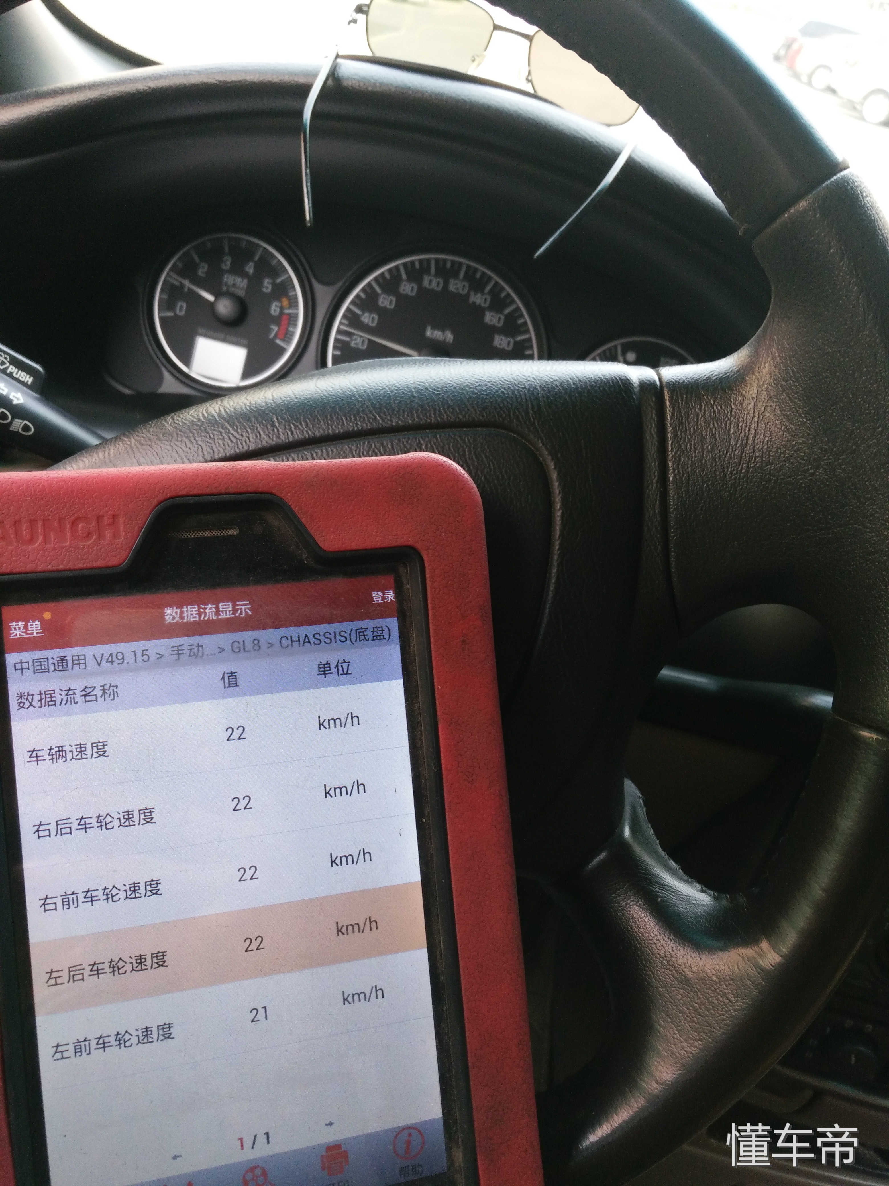 行驶过程中abs灯亮,行驶中abs灯亮过一会熄灭