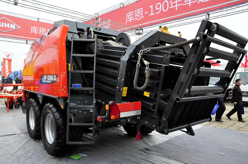 怎样的一台打捆机可以创造高收益？一天可打800捆！每捆600公斤！