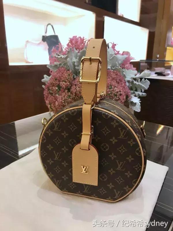 前两天，LV送了我一个包，听说现在代购炒到了4w+人民币？