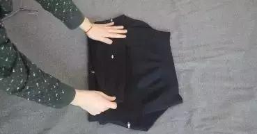 教你一个挂毛衣的办法,毛衣这样挂下摆越挂越长小技巧