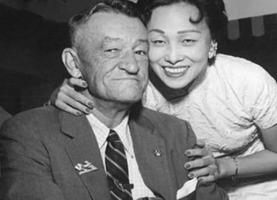 20岁中国姑娘嫁给45岁外国人,24岁中国女孩嫁给美国老头