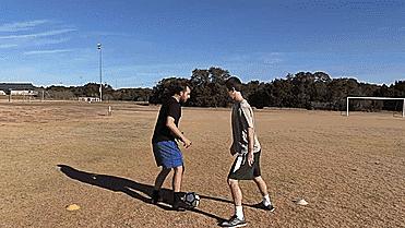 一人分享一个足球技巧,足球重心过人技巧