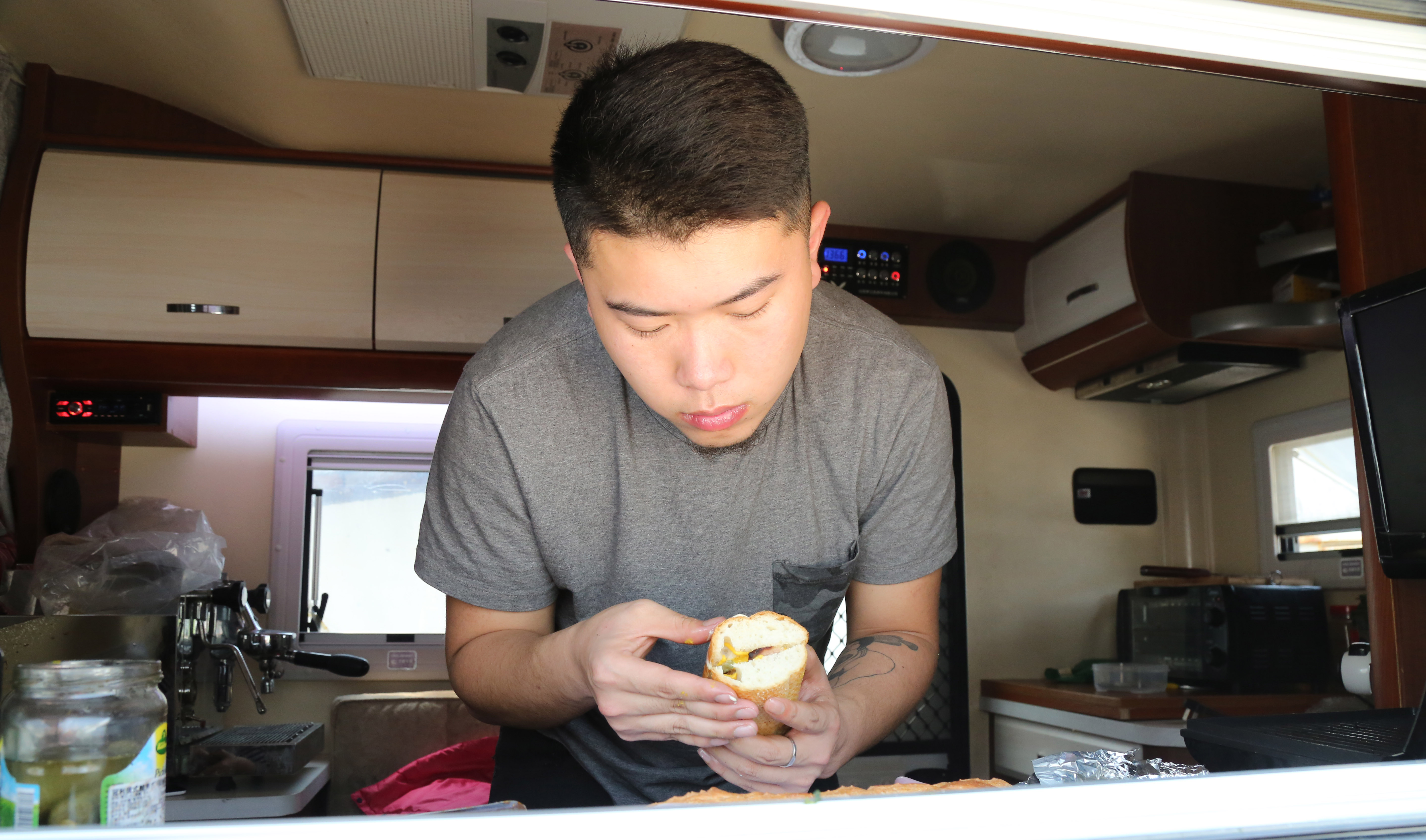 90后杂粮煎饼摆摊三轮车,90后摆摊卖早餐三明治寿司