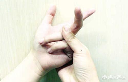 打篮球手指挫伤肿变粗,挫伤大拇指往后掰会疼