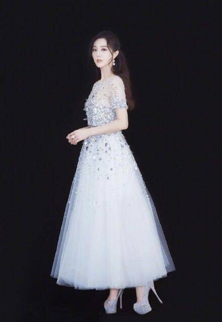 范冰冰一身黑裙,范冰冰一袭抹胸黑裙气质亮相