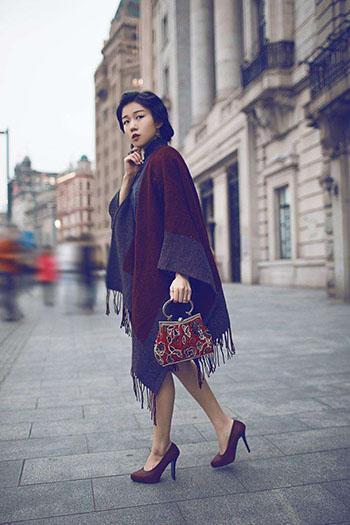 时尚高端珍珠扣丝巾高贵系法配饰,丝巾怎么系比较好看而且简单方便