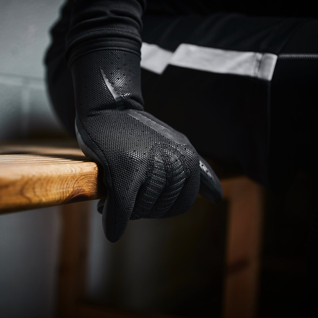 又便宜又有牌面的门将手套,推荐给基本功不行的门将手套